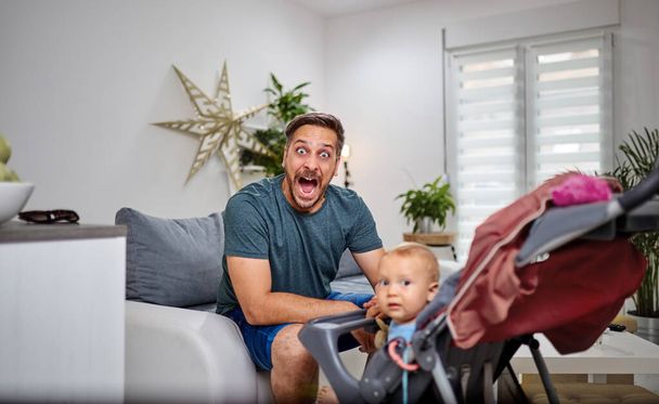 Papa célibataire devient fou à la maison avec un bébé
. - Photo, image