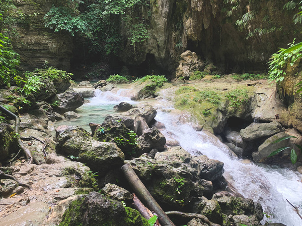 Kawasan Canyoneering Cebu, Φιλιππίνες. Γαλαζοπράσινα νερά κάτω ρέμα ποταμού πεζοπορία για να πέσει στο Badian κοντά Moalboal, Φυσικό νερό πηγής aqua μπλε παρθένα. - Φωτογραφία, εικόνα