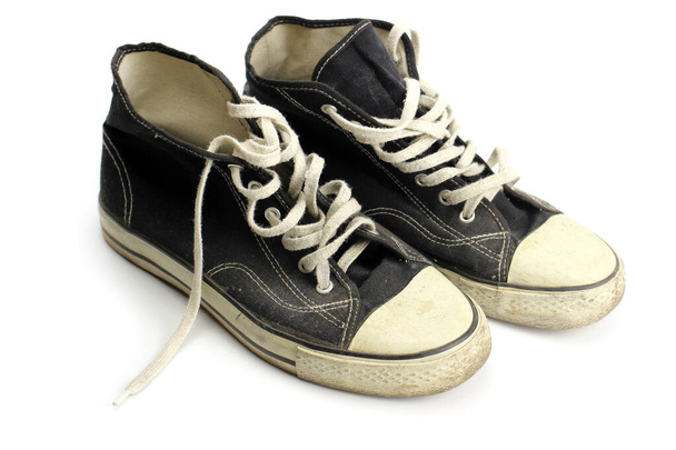 Oude grunge sneakers geïsoleerd op wit - Foto, afbeelding