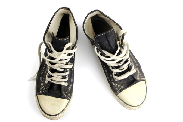 Sneakers oud vuil grunge geïsoleerd top uitzicht op wit - Foto, afbeelding