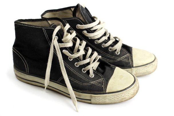 Sneakers oud vuil grunge geïsoleerd op wit - Foto, afbeelding