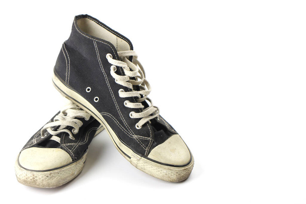 Zapatillas retro viejas una encima de la otra, aisladas en blanco
 - Foto, imagen