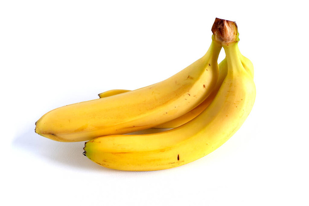 Ζουμερές κίτρινες μπανάνες. Σε λευκό φόντο. Κατάλληλο για διαφημιστικό υπόβαθρο. - Φωτογραφία, εικόνα