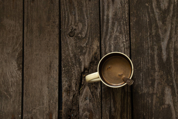 чашка горячего кофе на старой деревянной доске
 - Фото, изображение