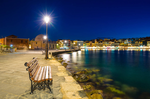 Banc vide dans le vieux port vénitien de La Canée, Crète. Grèce
 - Photo, image