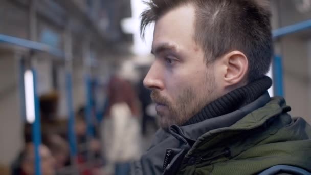 Portret mężczyzny w wagonie metra - Materiał filmowy, wideo
