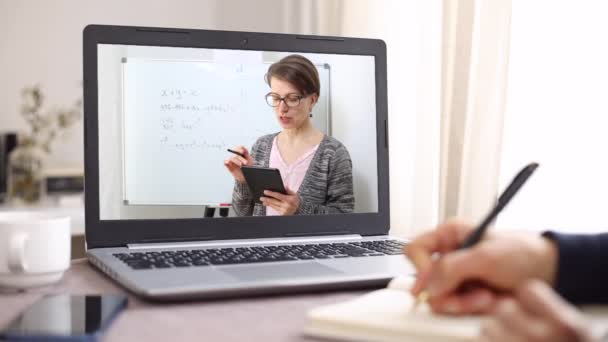 Online tréning webinárium. Egy diák egy videokonferenciát néz egy laptop monitoron.. - Felvétel, videó