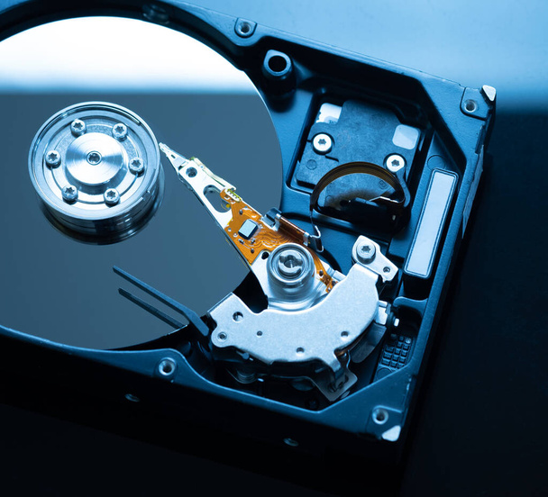компьютер жесткий диск считывает информацию данных, технологии
 - Фото, изображение