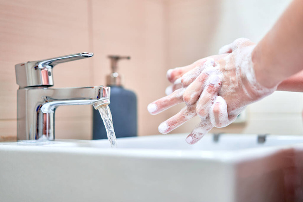 Kézmosás szappannal a víz alatt - Fotó, kép