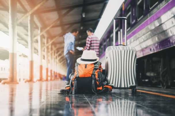Sac à dos, bagages et chapeau sur les voyageurs à la gare. Concept de voyage. - Photo, image