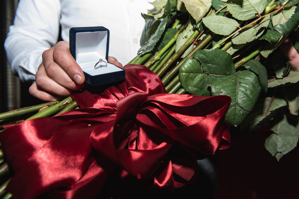 парень с кольцом и букетом красных роз, сертифицирован
 - Фото, изображение