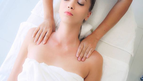 Розслаблена жінка отримує плечовий масаж у розкішному спа-центрі професійним масажистом. Концепція оздоровлення, оздоровлення та релаксації
. - Фото, зображення