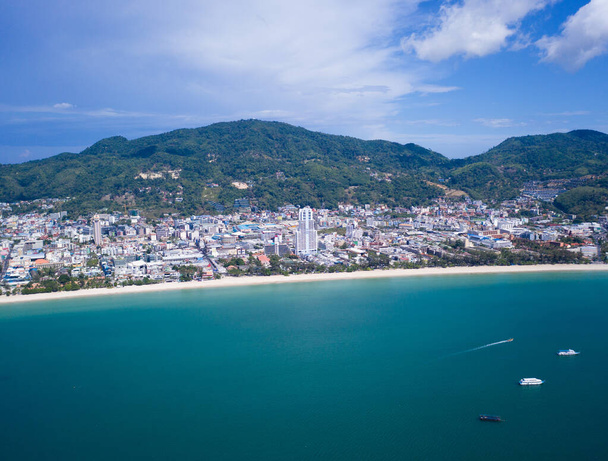Patong, Phuket, vista drone da praia tropical na Tailândia
 - Foto, Imagem