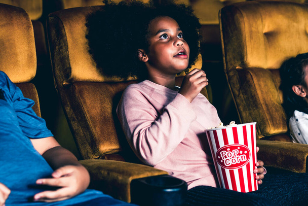 Tre bambini si divertono e si divertono a guardare film nel cinema - Foto, immagini
