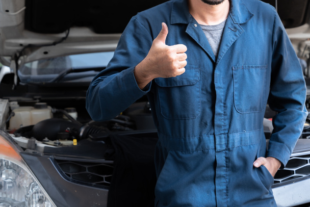 Mecânico profissional fornecendo serviço de reparação e manutenção de automóveis na garagem automóvel. Conceito de negócio de serviço de carro
. - Foto, Imagem