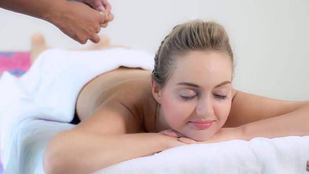 Mujer relajada recibiendo masaje de espalda en spa de lujo con terapeuta de masaje profesional. Bienestar, curación y relajación. - Foto, Imagen
