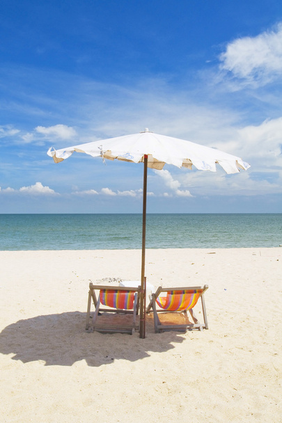 Cadeiras de praia na praia de areia
 - Foto, Imagem