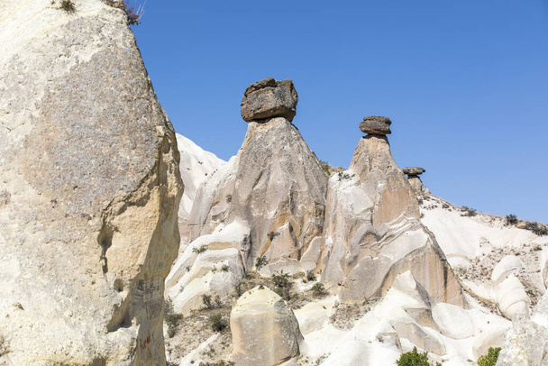 Καππαδοκία στην Τουρκία με τους τρεις όμορφους ηφαιστειακούς σχηματισμούς, τρεις όμορφες Καππαδοκίες, Τουρκία. - Φωτογραφία, εικόνα