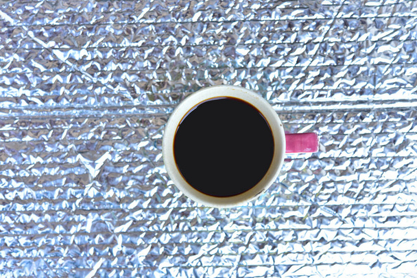 Ένα φλιτζάνι ζεστό καφέ πίνοντας ένα ευχάριστο άρωμα. - Φωτογραφία, εικόνα