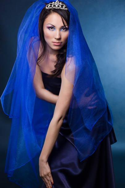 Beautiful girl with diamond crown and veil - Фото, изображение