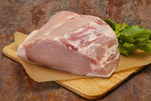 Morceau de viande de porc cru prêt pour la cuisson - Photo, image