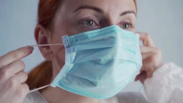 The nurse puts on a protective mask. - Materiał filmowy, wideo
