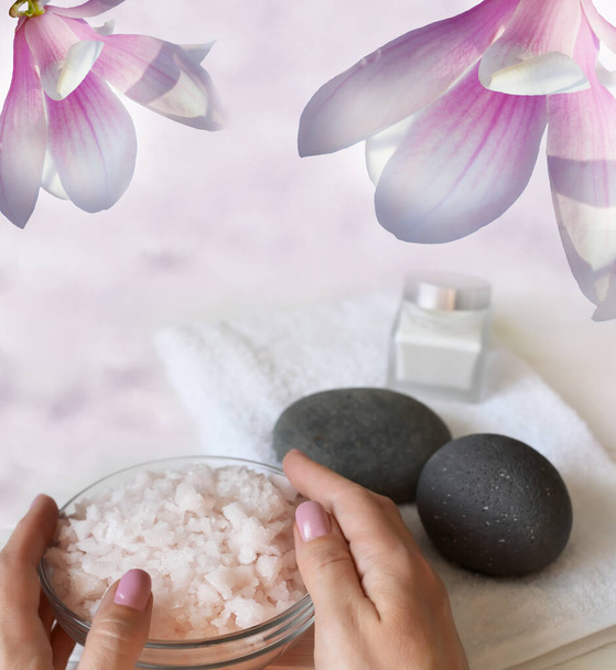 Hands with crystals of white sea salt. Atmosphere of relaxation and spa treatments. - Valokuva, kuva