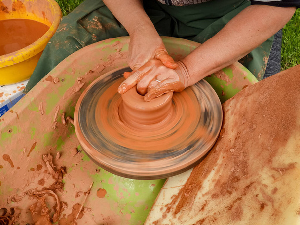 手作業で陶器を回転させ手作りで陶器を - 写真・画像