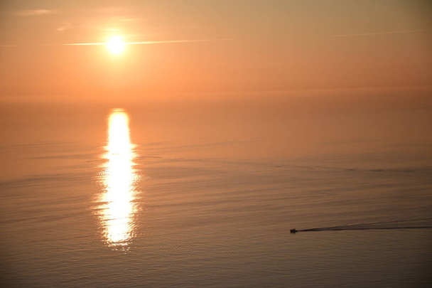 amanecer en la costa de alicante  - Фото, зображення