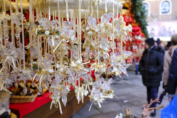 Decoraciones de Navidad estrellas en banquete artesanal - Foto, Imagen