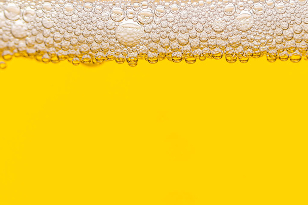 Texture des bulles de mousse et de gaz dans la bière légère. Contexte abstrait pour le design
. - Photo, image