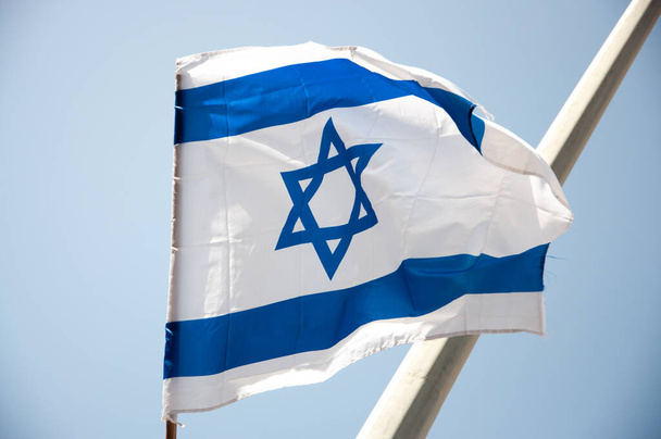 Bandera de Israel, día independiente de Israel. La bandera de Israel en el cielo
. - Foto, imagen