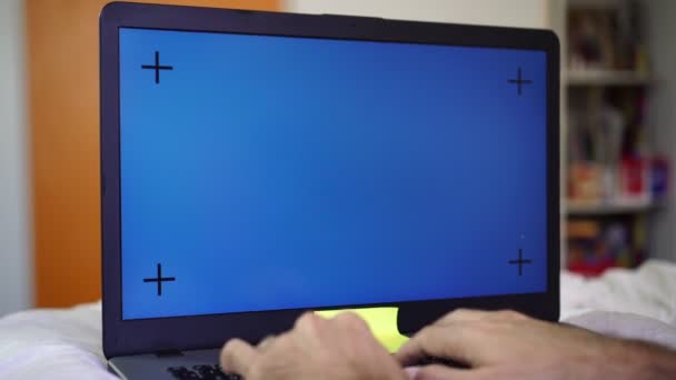 Laptop s modrou nebo zelenou obrazovkou. Muž pracuje na notebooku s prázdnou obrazovkou - Záběry, video