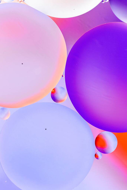 A graphic illustration of purple, pink, white and blue circles on a background with different colors - 写真・画像