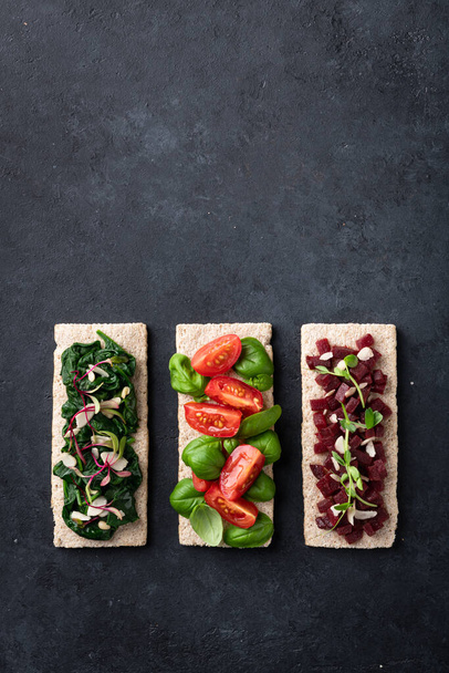 vegan sandwiches with spinach, nuts, tomatoes, basil, beets and micro greens - Foto, imagen