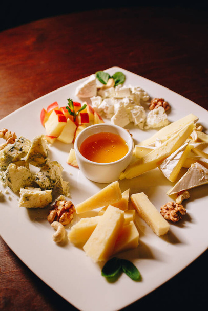  Piatto di formaggio assortito con miele
 - Foto, immagini