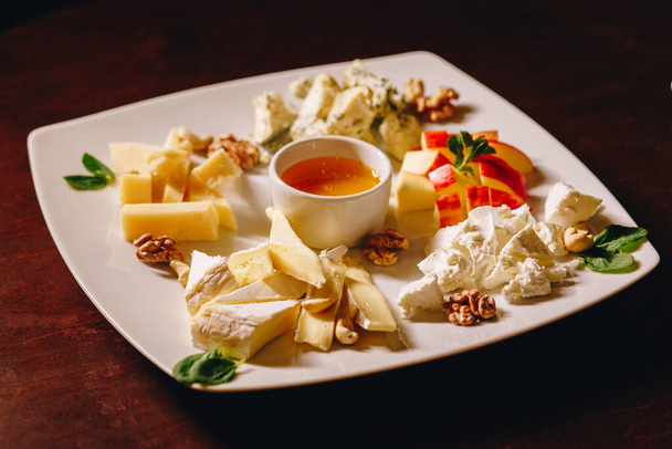 Assorted Cheese plate with honey - Zdjęcie, obraz