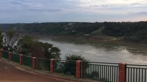 De verbazingwekkende en uitgestrekte rivier de Parana, de grens tussen Paraguay en Brazilië, waar de beelden zijn genomen. - Video