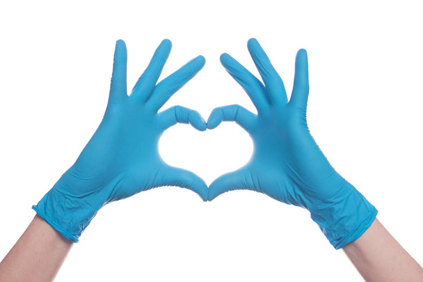 Käden sydän valkoisella pohjalla eristetyissä lääketieteellisissä käsineissä
 - Valokuva, kuva