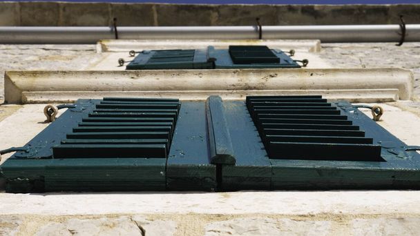 Vieja ventana verde azul de madera de la casa mediterránea - vista desde abajo
. - Foto, imagen