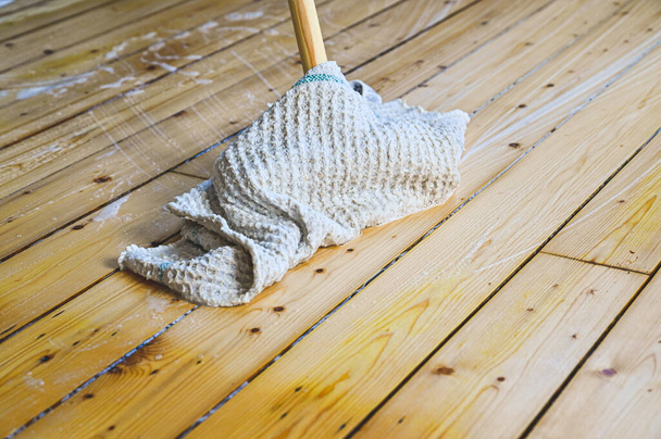 wiosenne czyszczenie drewnianej podłogi miękkim mydłem - Zdjęcie, obraz