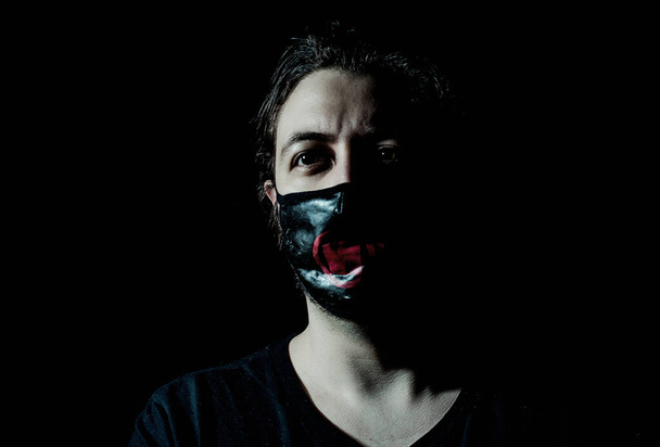 masked guy in the gloom - Foto, Imagen