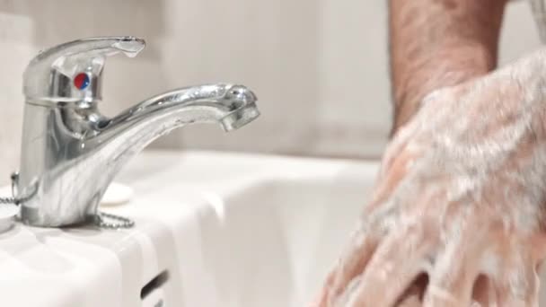 Közelkép idős ember mossa kezét szappanhab, Megelőzése covid19, Coronavirus vagy baktériumok. Egészségügyi koncepció, 7 lépcsős kézmosás. - Felvétel, videó