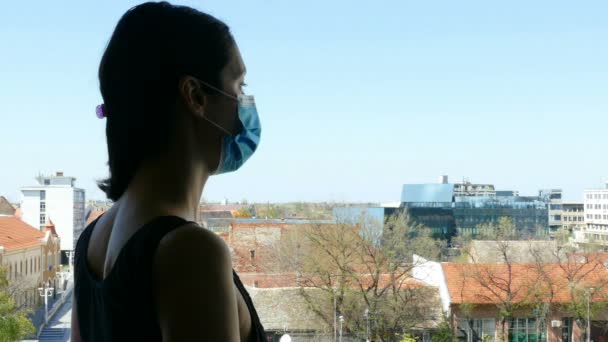 Silueta mladé ženy v karanténě, s obličejovou maskou, v boji proti koronaviru (COVID -19), videoklip 4K - Záběry, video