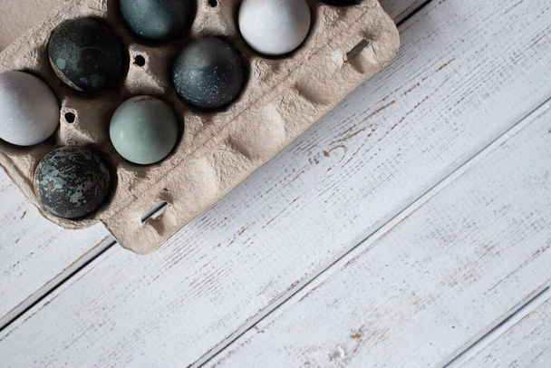 tray of eggs painted for easter. white wooden table - Foto, imagen