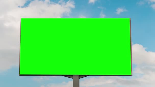 Blank zielony billboard i ruchome białe chmury na tle niebieskiego nieba - timelapse - Materiał filmowy, wideo