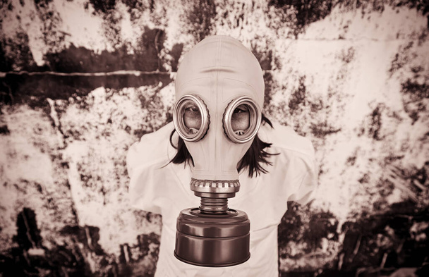Femme avec masque à gaz à capuchon, peur Halloween - Photo, image
