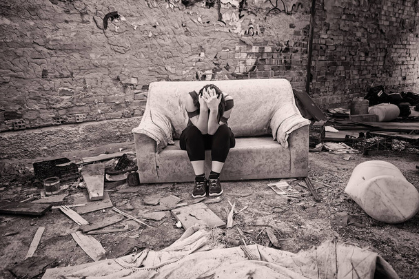 悲しい少女と孤独な放棄された家 - 写真・画像