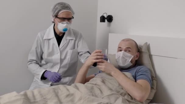 pacjent i lekarz radują się z powrotu do zdrowia po wzięciu tabletki w pokoju szpitalnym, uśmiechając się i pokazując kciuki w górę - Materiał filmowy, wideo