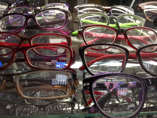 montures colorées pour lunettes exposées
 - Photo, image